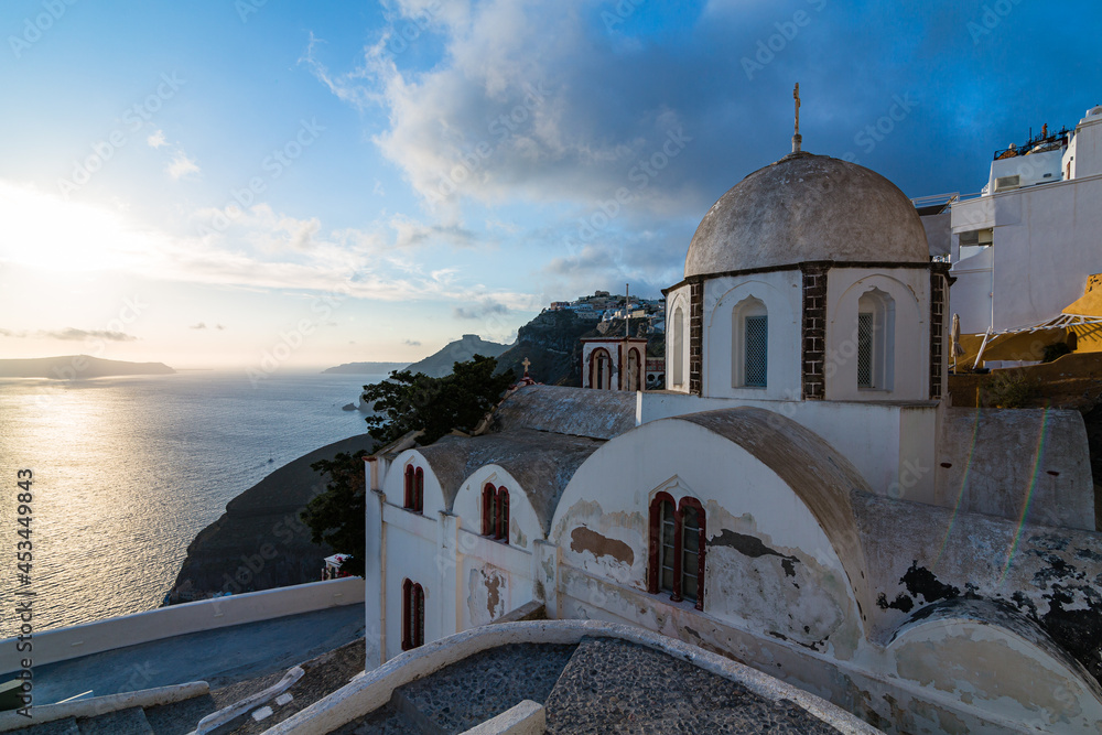 ギリシャ　サントリーニ島のフィラにある聖イオアニス・テオロゴス教会から見える街並みと夕日　Church of Agios Ioannis Theologos