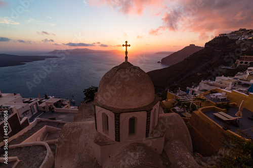 ギリシャ サントリーニ島のフィラにある聖イオアニス・テオロゴス教会から見えるサンセットと夕焼けで染まった空 Church of Agios Ioannis Theologos