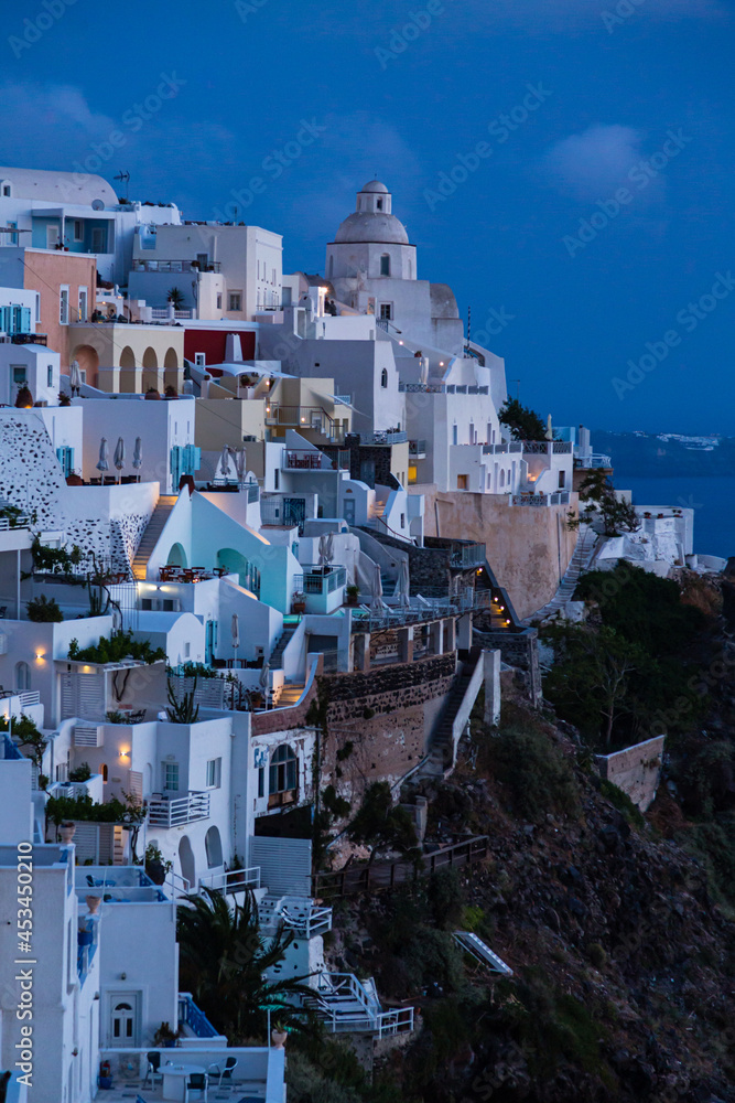 Fototapeta premium ギリシャ サントリーニ島の夕暮れ時のフィラの街並み
