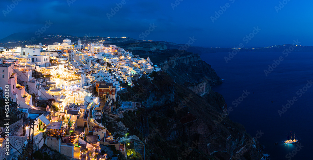 ギリシャ サントリーニ島の断崖の上にあるライトアップされたフィラの街の夜景