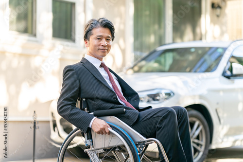 男性・ビジネスマン・車椅子・車 © naka
