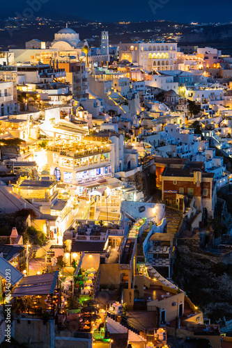 ギリシャ サントリーニ島の断崖の上にあるライトアップされたフィラの街の夜景