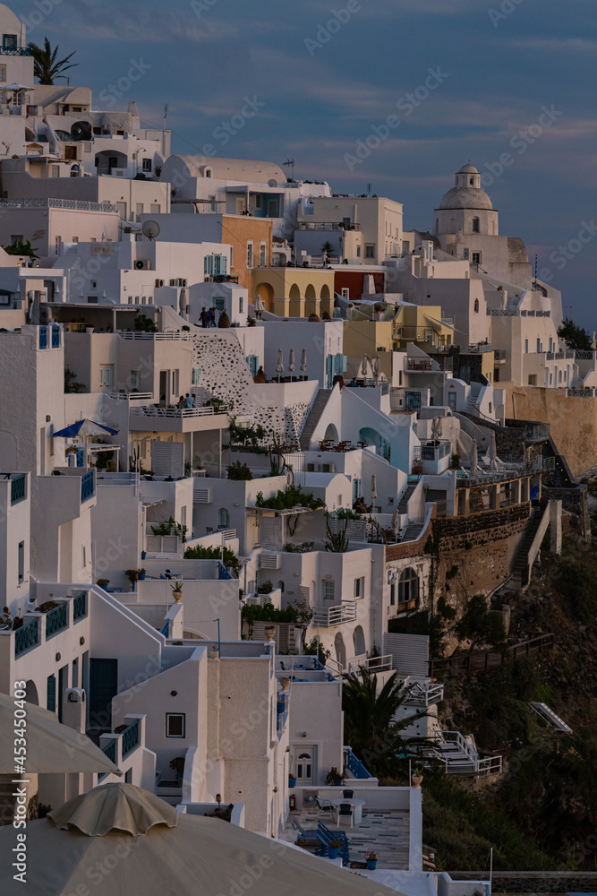 ギリシャ　夕方のサントリーニ島の断崖の上にあるフィラの街並み