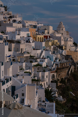 ギリシャ　夕方のサントリーニ島の断崖の上にあるフィラの街並み © pespiero