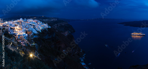 ギリシャ　サントリーニ島の断崖の上にあるライトアップされたフィラの街の夜景 © pespiero