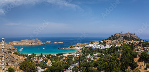 Fototapeta Naklejka Na Ścianę i Meble -  ギリシャ　ロードス島にあるリンドスのアクロポリスと街並みとエーゲ海