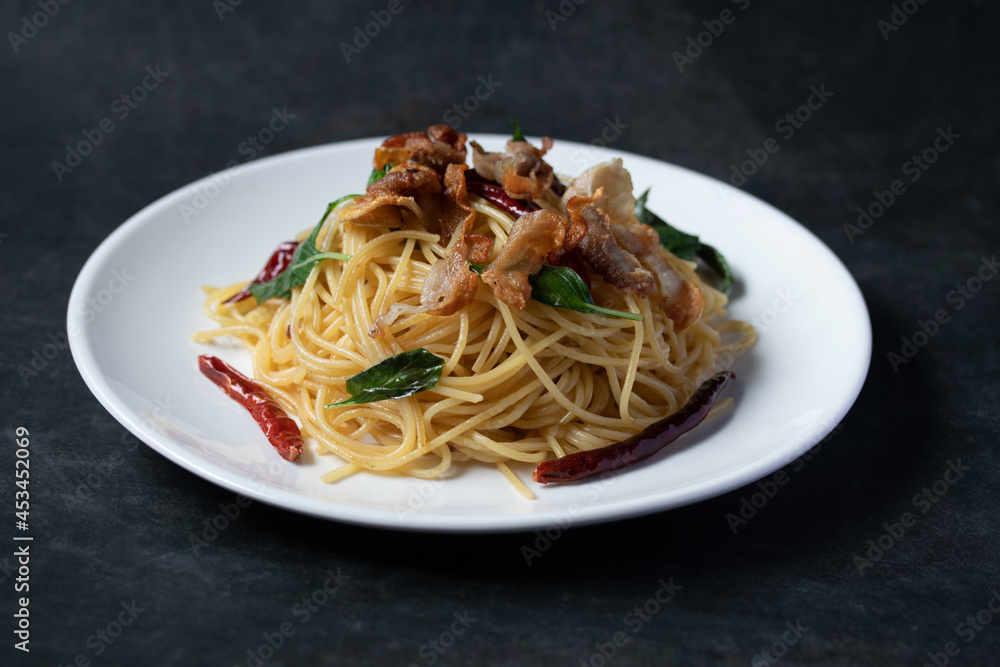 Spaghetti with Dried Chili and Fried Bacon