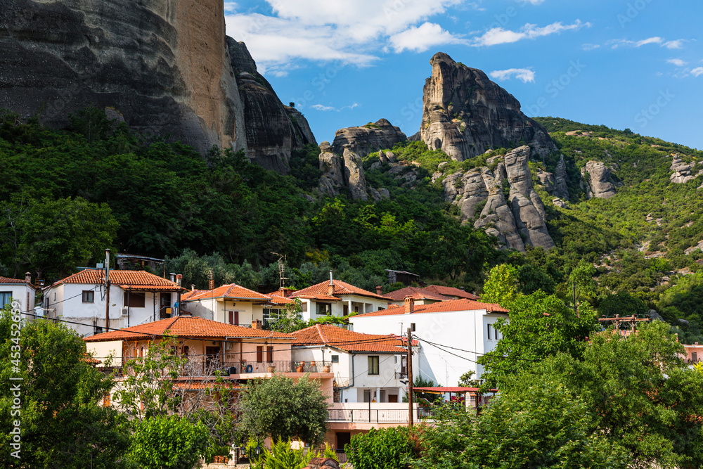 ギリシャ　カランバカの街並みと後ろに見えるメテオラの奇岩群