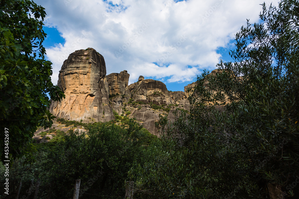 ギリシャ　アギア・トリアダ修道院までのトレッキングコースから見えるメテオラの奇岩群