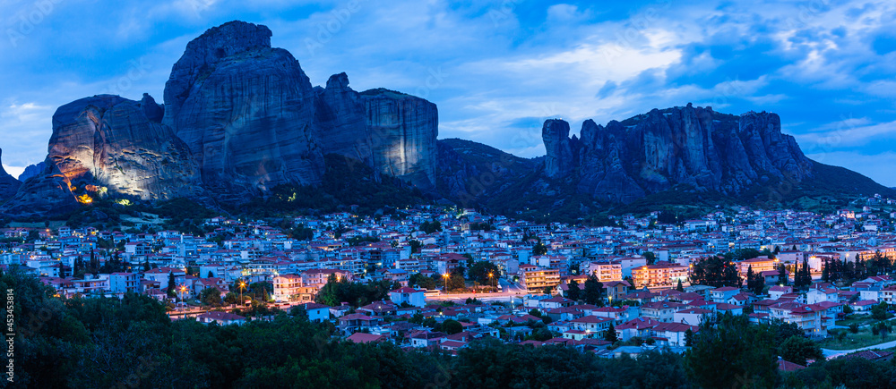 ギリシャ　ライトアップされたカランバカの街並みと後ろに広がるメテオラの奇岩群