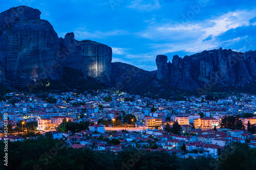 ギリシャ ライトアップされたカランバカの街並みと後ろに広がるメテオラの奇岩群