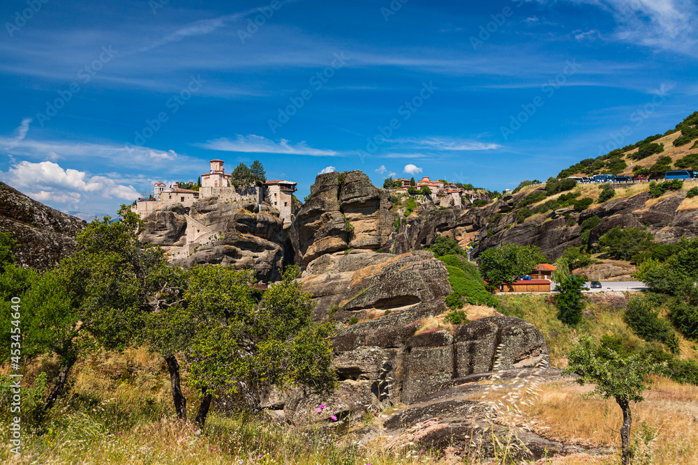 ギリシャ　メテオラの断崖絶壁の岩山の上に建つヴァルラアム修道院とメガロ・メテオロン修道院と奇岩群