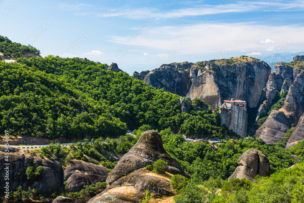 ギリシャ　メテオラの断崖絶壁の岩山の上に建つルサヌ修道院と周りを囲む奇岩群