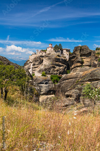 ギリシャ メテオラの奇岩群の上に建つヴァルラアム修道院