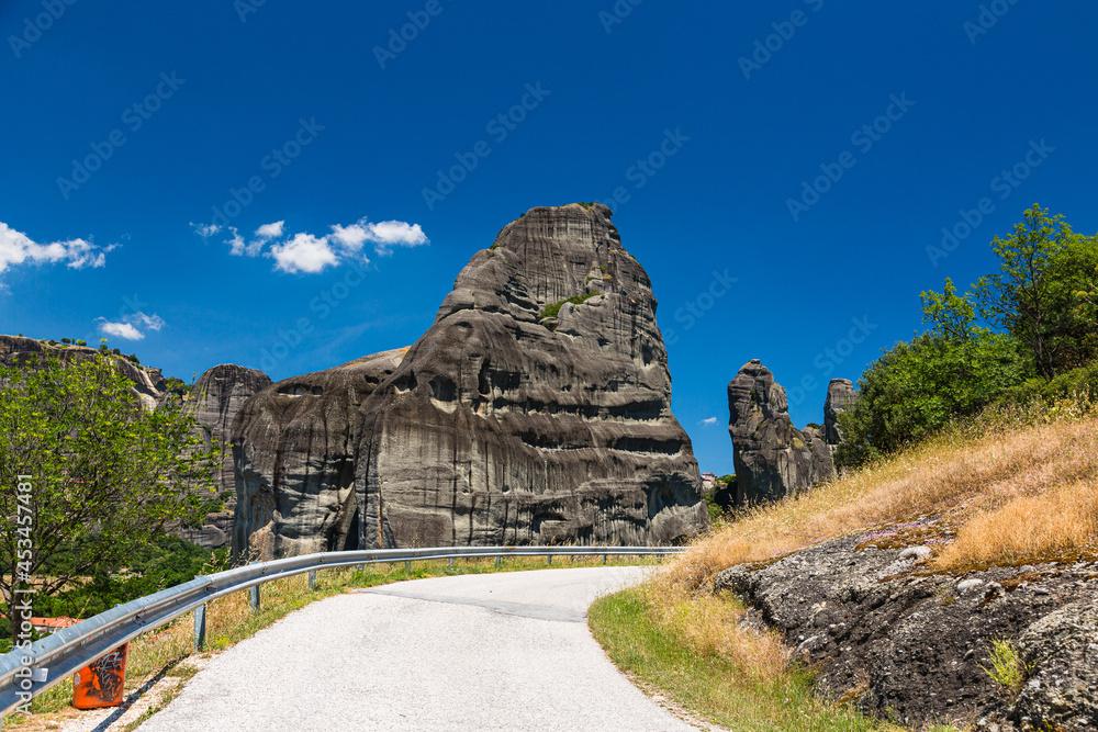 ギリシャ　メテオラの断崖絶壁の巨大な岩山と道路