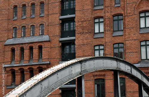 Altbau hinter einem Brückengeländer in Hamburg