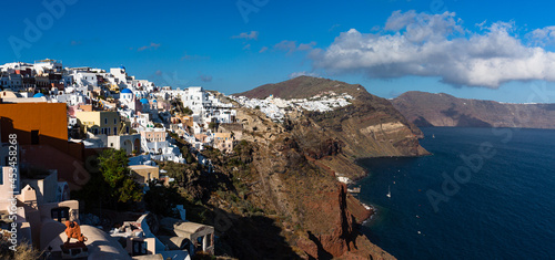 ギリシャ サントリーニ島のイアの断崖絶壁の上にある白い街並みとエーゲ海