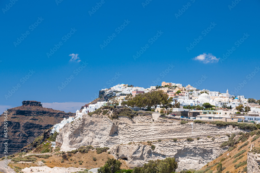 ギリシャ　サントリーニ島の山の上にあるピルゴスの村