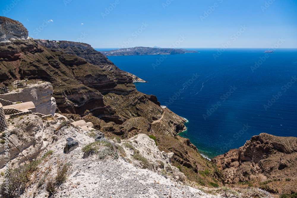 ギリシャ　サントリーニ島のピルゴスへ向かう途中で見える断崖絶壁の崖と真っ青なエーゲ海