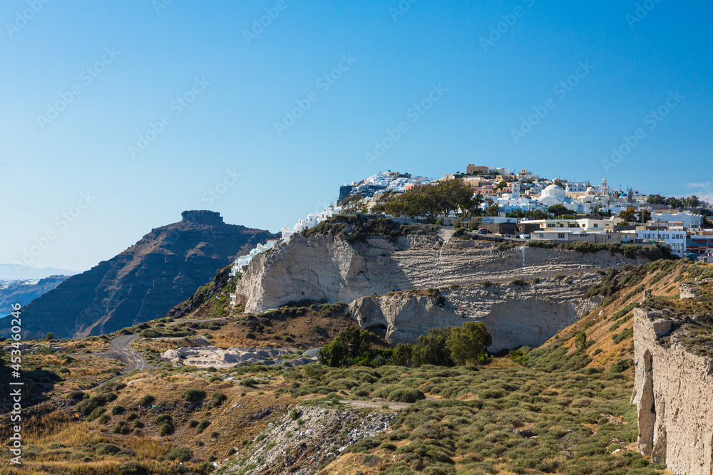 ギリシャ　サントリーニ島の山の上にあるピルゴスの村