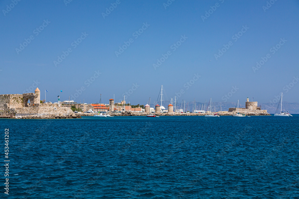 Fototapeta premium ギリシャ ロードス島のロードスの港に建つ聖ニコラス要塞とセント・ポール・ゲート