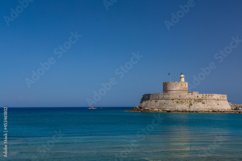 ギリシャ　ロードス島のロードスのマンドラキ港に建つ聖ニコラス要塞