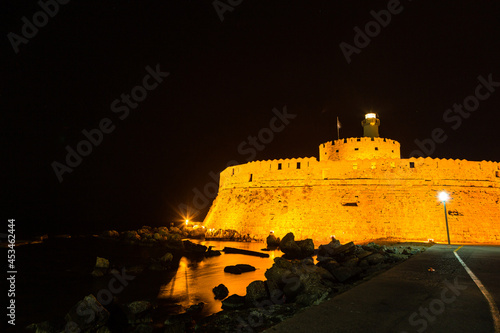 ギリシャ ロードス島のロードスのマンドラキ港に建つライトアップされた聖ニコラス要塞