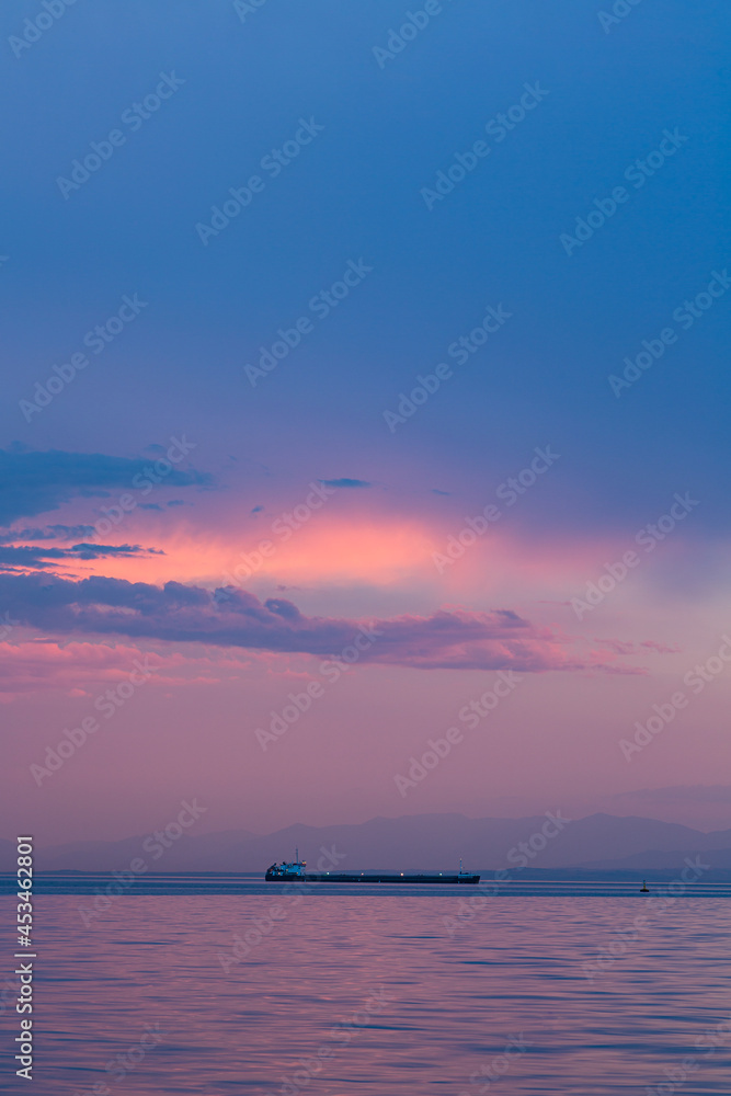 ギリシャ　夕暮れ時のテッサロニキから見えるエーゲ海のテルメ湾