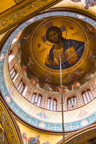 ギリシャ テッサロニキのパナギア・デクシア教会の聖堂内 ドームから吊り下げられたシャンデリアと壁に描かれた壁画