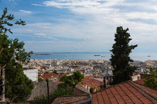 ギリシャ テッサロニキの丘から見える市街地とエーゲ海のテルメ湾