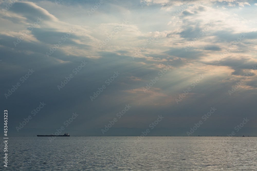 ギリシャ　テッサロニキの日に照らされたエーゲ海のテルメ湾に浮かぶタンカー