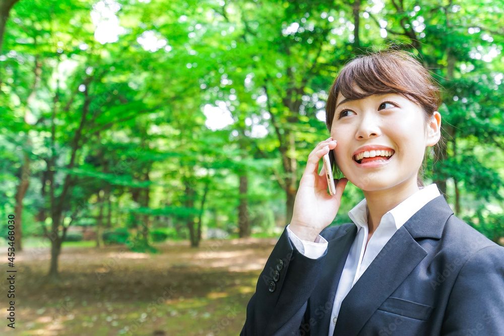 通話をするビジネスウーマン・就活生