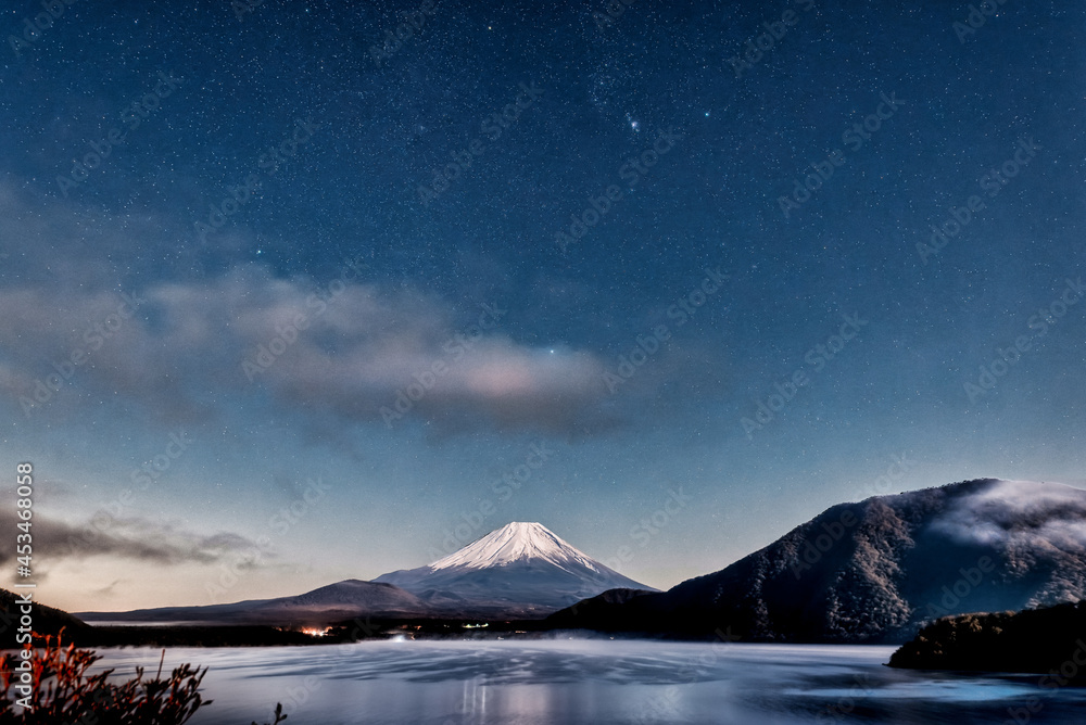 月光の富士山と本栖湖