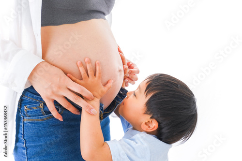 妊婦のお母さんと男の子