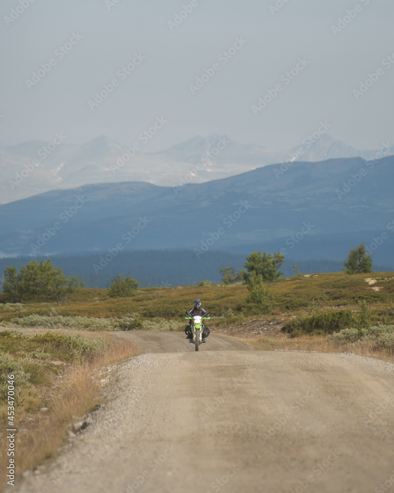 Fototapeta premium motorradreise durch die wunderschöne natur von schweden