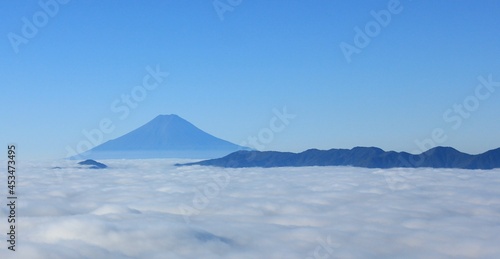 東京の最高峰「雲取山」のからの風景。雲海に浮かぶ夏の富士山。 © onaka