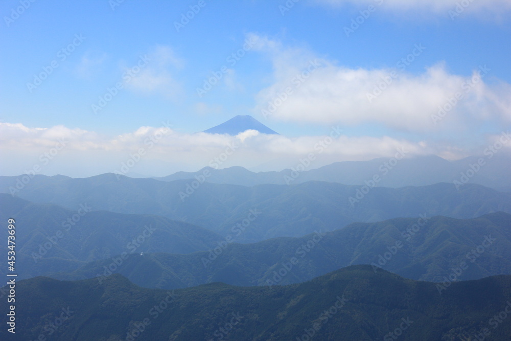 奥多摩、鷹ノ巣山からの眺め。雲の合間から姿を見せる富士山。