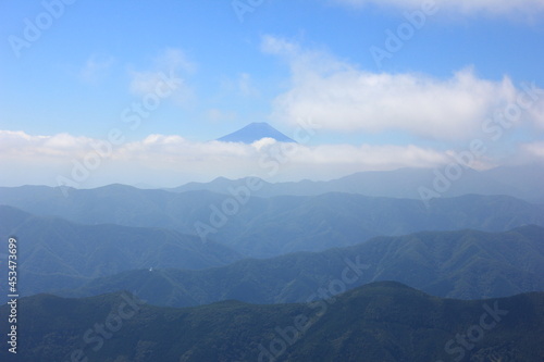 奥多摩、鷹ノ巣山からの眺め。雲の合間から姿を見せる富士山。 © onaka