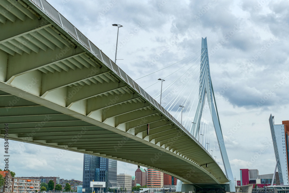 Brücke über die Maas im Zentrum von Rotterdam Brücke über die Maas im Zentrum von Rotterdam