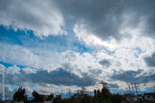 Nubes después de lluvia en la ciudad photo