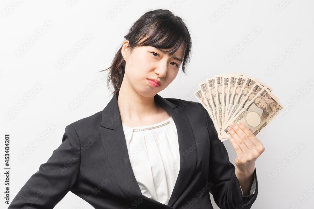 お金を持っている若いビジネスウーマン