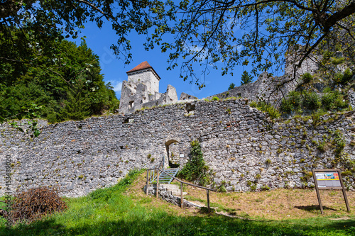 Fototapeta Naklejka Na Ścianę i Meble -  Burg Stain (Grad Kamen) in Begunje, Slowenien. 19.08.2021.