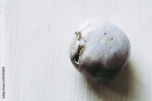 Galet pierre roulée polie jaspe océan sur un fond blanc - Minéral naturel