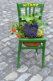 Stuhl mit Blumen und der Aufschrift: 