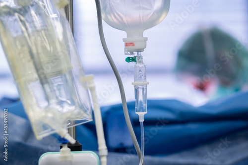 Ein Tropf mit einer Infusionslösung während einer Operation in einem Krankenhaus