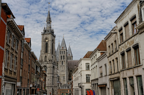 Le Beffroi et la Cathédrale Notre-Dame de Tournai, Belgique.