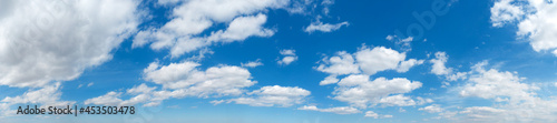Panorama Blue sky and white clouds. Bfluffy cloud in the blue sky background © Pakhnyushchyy