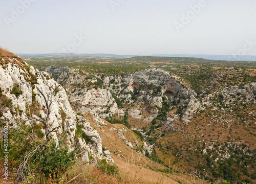 scenica immagine delle colline siciliane nell'arsura estiva