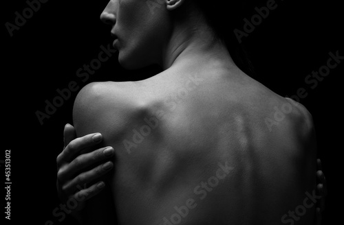 Foto Black-white silhouette of female shoulders and hands
