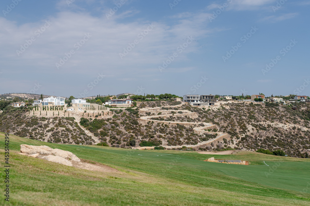 Fototapeta premium Zielone pole golfowe, widok, krajobraz, morze